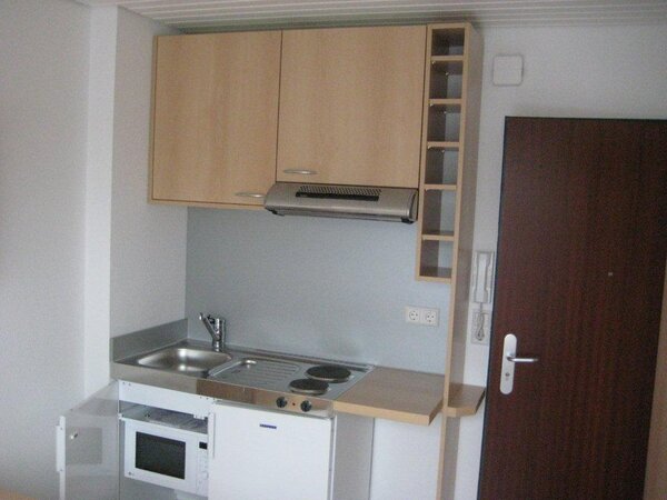 Zum Mietangebot verlinktes Bild: Möbliertes Nichtraucher Studiozimmer im Dachgeschoß mit Etagendusche