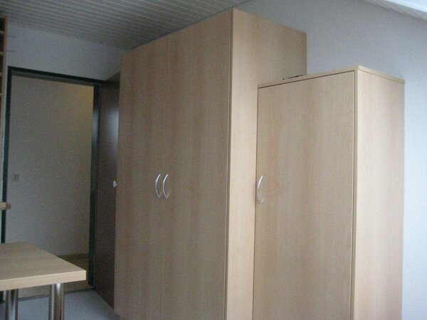 Zum Mietangebot verlinktes Bild: Möbliertes Nichtraucher Studiozimmer im Dachgeschoß mit Etagendusche