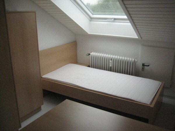 Zum Mietangebot verlinktes Bild: Möbliertes Nichtraucher Studiozimmer im Dachgeschoß mit Etagendusche