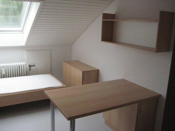 Zum Mietangebot verlinktes Bild: Möbliertes Nichtraucher Studiozimmer im Dachgeschoß mit Etagendusche